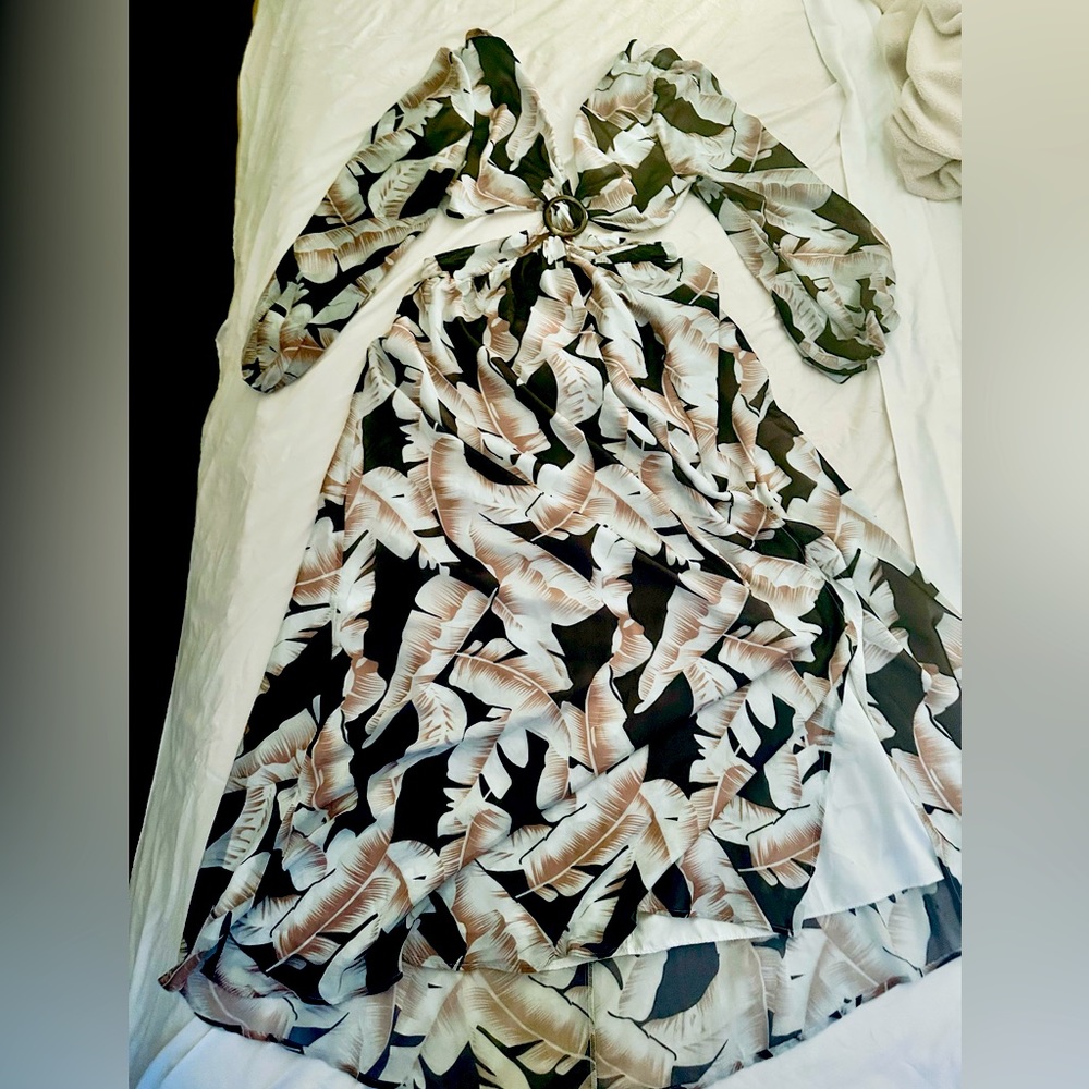 NWT. Simplee. Maxi Dress. Twist cut-out. Sheer long-sleeve. Tie in back. Size L.
